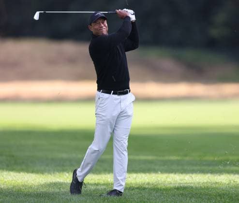 February 13, 2024, Pacific Palisades, California, USA: TIGER WOODS plays a shot from the rough on the 12th hole during a Tuesday practice round of the The Genesis Invitational in Pacific Palisades, California Pacific Palisades USA - ZUMAt158 20240213_spo_t158_004 Copyright: xBrentonxTsex