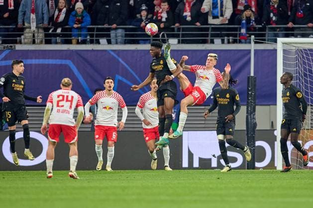 13 02 2024, Football, Men, Champions League, Round of 16, 2023 2024, First leg, RB Leipzig Real Madrid Benjamin Sesko 30, RB Leipzig , high leg, at corner, foul, yellow card Leipzig Red Bull Arena Saxony Germany