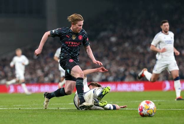 13 02 2024, Football UEFA Champions League 2023 2024, Round of 16, FC Copenhagen Manchester City , at Parken Stadion Copenhagen L R Kevin de Bruyne Manchester City vs Elias Jelert FC Copenhagen DFL and DFB regulations prohibit any use of photographs as image sequences and or quasi video