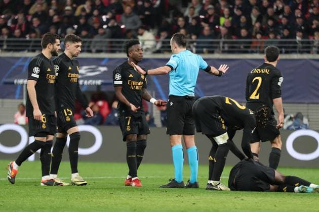 Champions League, Round of 16 RB Leipzig vs Real Madrid, 13 02 24 Referee Irfan Peljto Bosnia Herzegovina energetically against Vinicius Junior 7, Real Madrid football, UEFA Champions League, 2023 2024 season, Round of 16 RB Leipzig vs Real Madrid on 13 02 24 at the Red Bull Arena, Leipzig Copyright: xBEAUTIFULxSPORTS JanxKaeferx