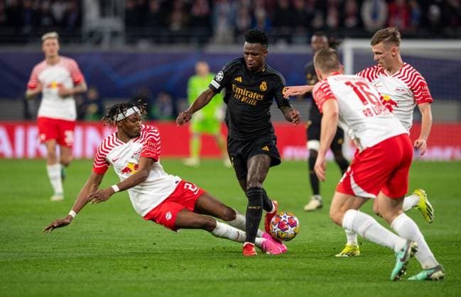 Football, Men, Season 2023 2024, UEFA Champions League Round of 16, First leg , RB Leipzig Real Madrid, f l Mohamed Simakan RB , Vinicius Junior Real , Lukas Klostermann, Dani Olmo both RB , 13 02 2024, Copyright: xSebastianxRäppold MatthiasxKochx