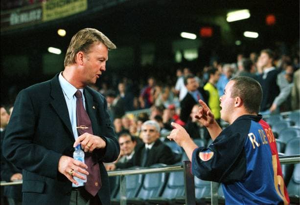 Onderwerp Subject: FC Barcelona, Barca - Real Madrid (2-2) Primera Division Seizoen Season: 1999 2000 FOTO PHOTO: Barcelona s trainer coach Louis VAN GAAL is listening to the advice given by a boy from the crowd. before every match he talk with this boy BARCELONA ESP Content not available for redistribution in The Netherlands directly or indirectly through any third parties. Copyright: xBSRxAgencyx 992223373