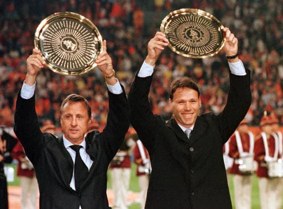 Onderwerp Subject: Holland Seizoen Season: 1999 2000 FOTO PHOTO: Johan CRUIJFF (L) and Marco VAN BASTEN European footballer of the century contest Winner Johan CRUIJFF (L) with Marco VAN BASTEN (R) who ended up on the 10th place. AMSTERDAM NLD Content not available for redistribution in The Netherlands directly or indirectly through any third parties. Copyright: xBSRxAgencyx 992222521.jpg
