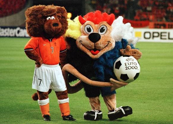 Onderwerp Subject: BENELUCKY Seizoen Season:1999 2000 FOTO PHOTO: DUTCHY mascotte (L) met BENELUCKY mascotte van EURO 2000 (R) Trefwoorden Keywords : mascotte L AMSTERDAM NLD Content not available for redistribution in The Netherlands directly or indirectly through any third parties. Copyright: xBSRxAgencyx 992222520.jpg EDITORIAL USE ONLY