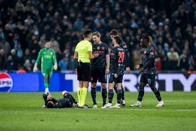 FC Copenhagen v Manchester City, UEFA Champions League football, Copenhagen, Denmark Copenhagen, Denmark. 13th, February 2024. Referee Jose Sanchez seen with Kevin De Bruyne (17) of Manchester City during UEFA Champions League match between FC Copenhagen and Manchester City at Parken in Copenhagen. Copenhagen Denmark  Copyright: xGonzalesxPhoto LassexLagonix