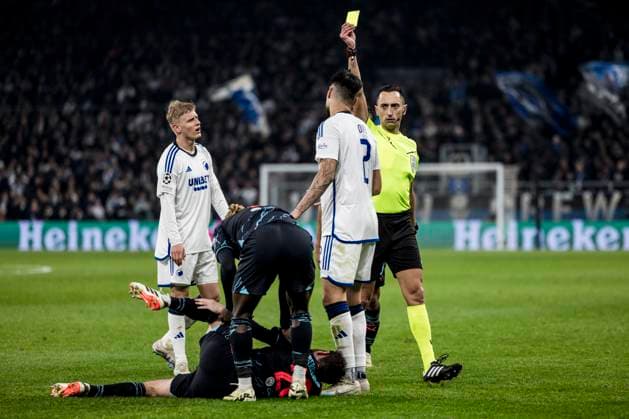 FC Copenhagen v Manchester City, UEFA Champions League football, Copenhagen, Denmark Copenhagen, Denmark. 13th, February 2024. Referee Jose Sanchez books Kevin Diks (2) of FC Copenhagen during UEFA Champions League match between FC Copenhagen and Manchester City at Parken in Copenhagen. Copenhagen Denmark  Copyright: xGonzalesxPhoto LassexLagonix