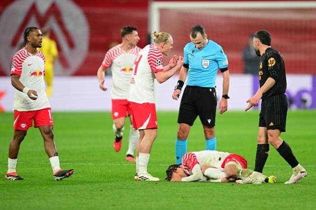 Xaver Schlager complains to referee after Dani Carvajal foul on lying Xavi Simons during UEFA Champions league match, RB Leipzig - Real Madrid, 13. february 2024 Leipzig Germany Copyright: xx FAJ_7648