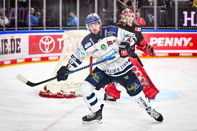 Eric Cornel (Iserlohn Roosters, 18) Mirko Pantkowski (Koelner Haie, 30) GER, Koelner Haie vs. Iserlohn Roosters, Eishockey, Penny-DEL, 45. Spieltag, Spielzeit 2023 2024, 13.02.2024, GER, Koelner Haie vs. Iserlohn Roosters, Eishockey, Penny-DEL, 45. Spieltag, Spielzeit 2023 2024, 13.02.2024, Koeln *** Eric Cornel Iserlohn Roosters, 18 Mirko Pantkowski Koelner Haie, 30 GER, Koelner Haie vs Iserlohn Roosters, Ice Hockey, Penny DEL, 45 Matchday, Season 2023 2024, 13 02 2024, GER, Koelner Haie vs Iserlohn Roosters, Ice Hockey, Penny DEL, 45 Matchday, Season 2023 2024, 13 02 2024, Koeln Copyright: xJonasxBrockmann Eibner-Pressefotx EP_JBN