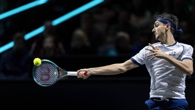 ROTTERDAM - Lorenzo Sonego (ITA) in action against Grigor Dimitrov (BUL) on the third day of the ABN AMRO Open tennis tournament in Ahoy. ANP SANDER KONING Third day 2024 xVIxANPxSportx xxANPxIVx 491100454 originalFilename: 491100454.jpg