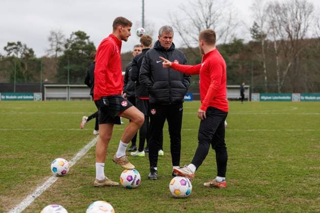 Friedhelm Funkel Coach 1 FC Kaiserslautern with Kevin Kraus 1 FC Kaiserslautern and Jean Zimmer 1 FC Kaiserslautern , Training, 1 FC Kaiserslautern , Football, 2 Bundesliga, Season 2023 2024, 14 02 2024 Friedhelm Funkel Coach 1 FC Kaiserslautern , Training, 1 FC Kaiserslautern , Football, 2 Bundesliga, Season 2023 2024, 14 02 2024 Kaiserslautern Copyright: xEibner-Pressefoto AlexanderxNeisx EP_ANS