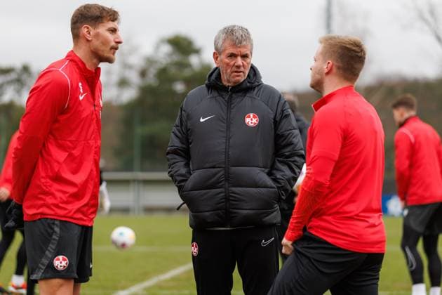 Friedhelm Funkel Coach 1 FC Kaiserslautern with Kevin Kraus 1 FC Kaiserslautern and Jean Zimmer 1 FC Kaiserslautern , Training, 1 FC Kaiserslautern , Football, 2 Bundesliga, Season 2023 2024, 14 02 2024 Friedhelm Funkel Coach 1 FC Kaiserslautern , Training, 1 FC Kaiserslautern , Football, 2 Bundesliga, Season 2023 2024, 14 02 2024 Kaiserslautern Copyright: xEibner-Pressefoto AlexanderxNeisx EP_ANS