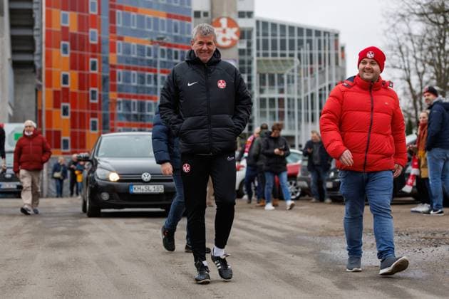 Friedhelm Funkel Coach 1 FC Kaiserslautern , Training, 1 FC Kaiserslautern , Football, 2 Bundesliga, Season 2023 2024, 14 02 2024 Friedhelm Funkel Coach 1 FC Kaiserslautern , Training, 1 FC Kaiserslautern , Football, 2 Bundesliga, Season 2023 2024, 14 02 2024 Kaiserslautern Copyright: xEibner-Pressefoto AlexanderxNeisx EP_ANS