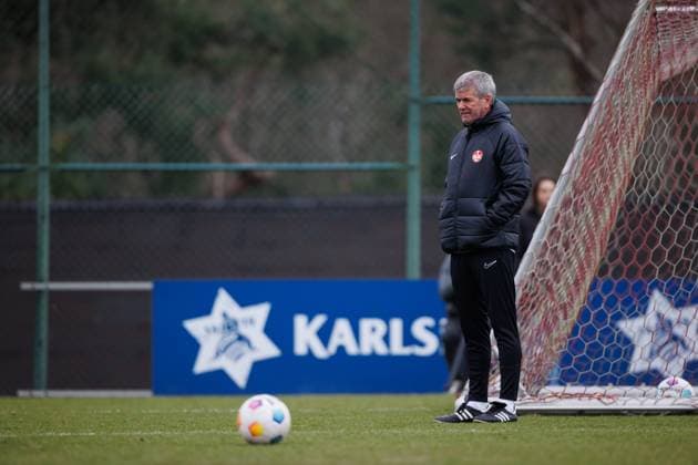Friedhelm Funkel Coach 1 FC Kaiserslautern , Training, 1 FC Kaiserslautern , Football, 2 Bundesliga, Season 2023 2024, 14 02 2024 Friedhelm Funkel Coach 1 FC Kaiserslautern , Training, 1 FC Kaiserslautern , Football, 2 Bundesliga, Season 2023 2024, 14 02 2024 Kaiserslautern Copyright: xEibner-Pressefoto AlexanderxNeisx EP_ANS