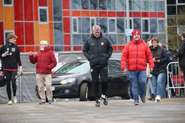 14 02 2024, xmohx, Fußball 2 Bundesliga, 1 FC Kaiserslautern Training emspor, v l The new coach Friedhelm Funkel Kaiserslautern at the first official training DFL DFB REGULATIONS PROHIBIT ANY USE OF PHOTOGRAPHS as IMAGE SEQUENCES and or QUASI VIDEO Kaiserslautern