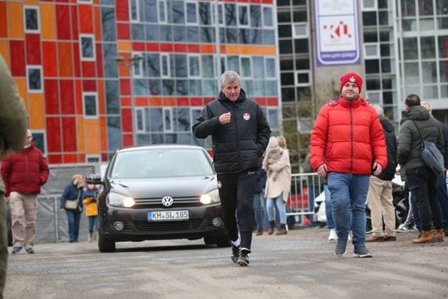 14 02 2024, xmohx, Fußball 2 Bundesliga, 1 FC Kaiserslautern Training emspor, v l The new coach Friedhelm Funkel Kaiserslautern at the first official training DFL DFB REGULATIONS PROHIBIT ANY USE OF PHOTOGRAPHS as IMAGE SEQUENCES and or QUASI VIDEO Kaiserslautern