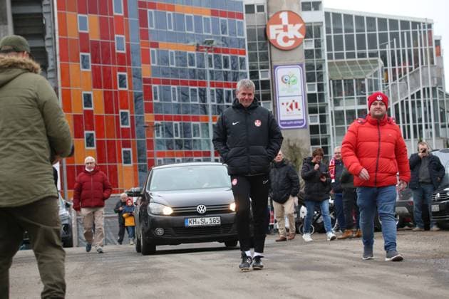 14 02 2024, xmohx, Fußball 2 Bundesliga, 1 FC Kaiserslautern Training emspor, v l The new coach Friedhelm Funkel Kaiserslautern at the first official training DFL DFB REGULATIONS PROHIBIT ANY USE OF PHOTOGRAPHS as IMAGE SEQUENCES and or QUASI VIDEO Kaiserslautern