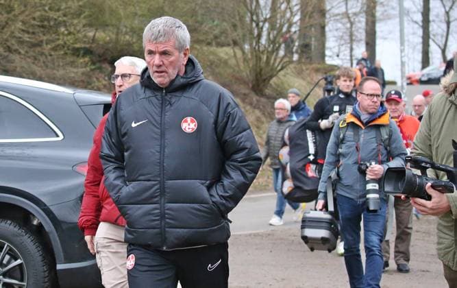 14 02 2024, xmohx, Fußball 2 Bundesliga, 1 FC Kaiserslautern Training emspor, v l The new coach Friedhelm Funkel Kaiserslautern at the first official training DFL DFB REGULATIONS PROHIBIT ANY USE OF PHOTOGRAPHS as IMAGE SEQUENCES and or QUASI VIDEO Kaiserslautern