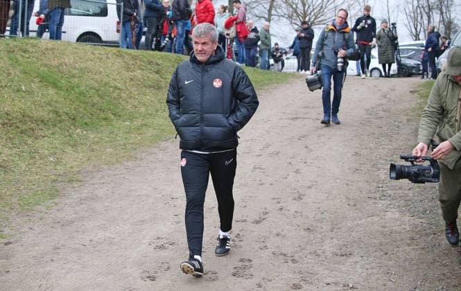 14 02 2024, xmohx, Fußball 2 Bundesliga, 1 FC Kaiserslautern Training emspor, v l The new coach Friedhelm Funkel Kaiserslautern at the first official training DFL DFB REGULATIONS PROHIBIT ANY USE OF PHOTOGRAPHS as IMAGE SEQUENCES and or QUASI VIDEO Kaiserslautern