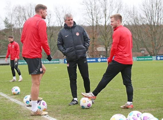 14 02 2024, xmohx, Fußball 2 Bundesliga, 1 FC Kaiserslautern Training emspor, v l The new coach Friedhelm Funkel Kaiserslautern at the first official training DFL DFB REGULATIONS PROHIBIT ANY USE OF PHOTOGRAPHS as IMAGE SEQUENCES and or QUASI VIDEO Kaiserslautern