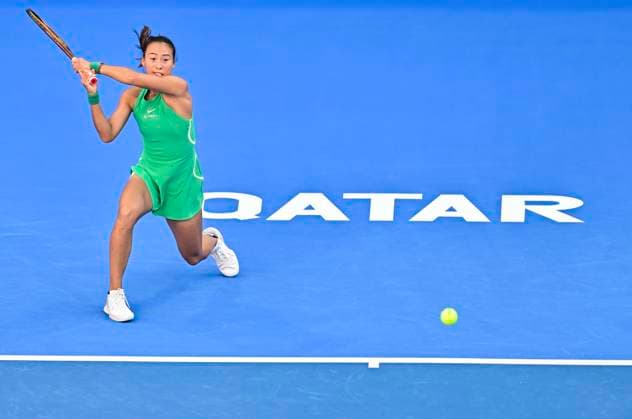 Qatar TotalEnergies Open - Day 4 Qinwen Zheng of China is in action during her third-round match against Leylah Fernandez of Canada at the WTA, Tennis Damen 1000-Qatar TotalEnergies Open tennis tournament at the Khalifa International Tennis Complex in Doha, Qatar, on February 14, 2024. DOHA Qatar  Copyright: xNoushadxThekkayilx originalFilename:varittyakkal-qatartot240214_npdon.jpg