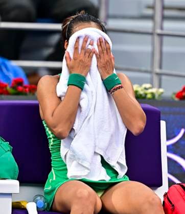 Qatar TotalEnergies Open - Day 4 Qinwen Zheng of China is reacting during her third-round match against Leylah Fernandez of Canada at the WTA, Tennis Damen 1000-Qatar TotalEnergies Open tennis tournament at the Khalifa International Tennis Complex in Doha, Qatar, on February 14, 2024. DOHA Qatar  Copyright: xNoushadxThekkayilx originalFilename:varittyakkal-qatartot240214_npESW.jpg