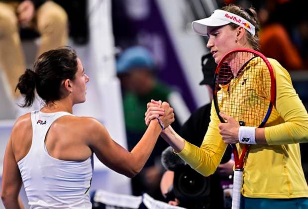 Qatar TotalEnergies Open - Day 4 Elena Rybakina (R) of Kazakhstan is shaking hands with Emma Navarro (L) of the US after winning their third-round match at the WTA, Tennis Damen 1000-Qatar TotalEnergies Open tennis tournament at the Khalifa International Tennis Complex in Doha, Qatar, on February 14, 2024. DOHA Qatar  Copyright: xNoushadxThekkayilx originalFilename:varittyakkal-qatartot240214_npky2.jpg