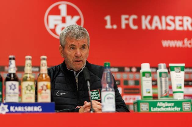 Friedhelm Funkel Coach 1 FC Kaiserslautern , Press conference, 1 FC Kaiserslautern , Football, 2 Bundesliga, Season 2023 2024, 14 02 2024 Friedhelm Funkel Coach 1 FC Kaiserslautern , Press conference, 1 FC Kaiserslautern , Football, 2 Bundesliga, Season 2023 2024, 14 02 2024 Kaiserslautern Copyright: xEibner-Pressefoto AlexanderxNeisx EP_ANS