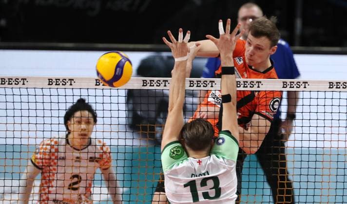 Timo Tammemaa in attack, Pascal Ristl duel Game scene Action Sport Volleyball Bundesliga Men Season 2023 2024 14 02 2024 BR Volleys Berlin BRV vs FW 1844 Freiburg