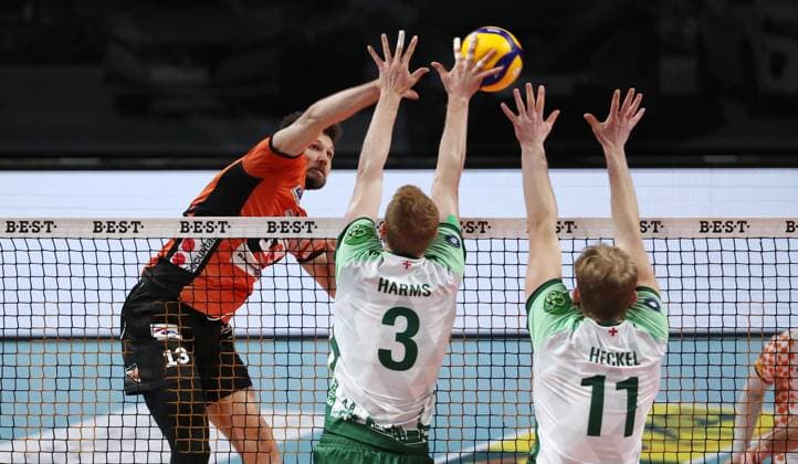 Ruben Schott in attack, Yannick Harms, Lennart Heckel duel Match scene Action Sport Volleyball Bundesliga Men Season 2023 2024 14 02 2024 BR Volleys Berlin BRV vs FW 1844 Freiburg