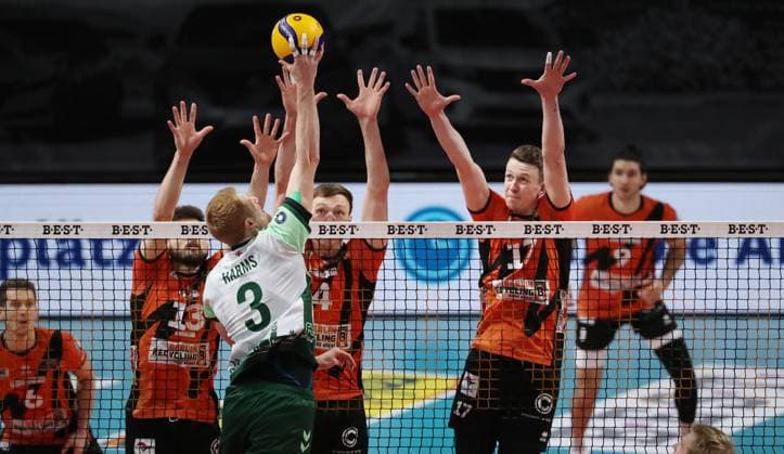 Yannick Harms in attack, Ruben Schott, Timo Tammemaa, Marek Sotola duel Match scene Action Sport Volleyball Bundesliga Men Season 2023 2024 14 02 2024 BR Volleys Berlin BRV vs FW 1844 Freiburg