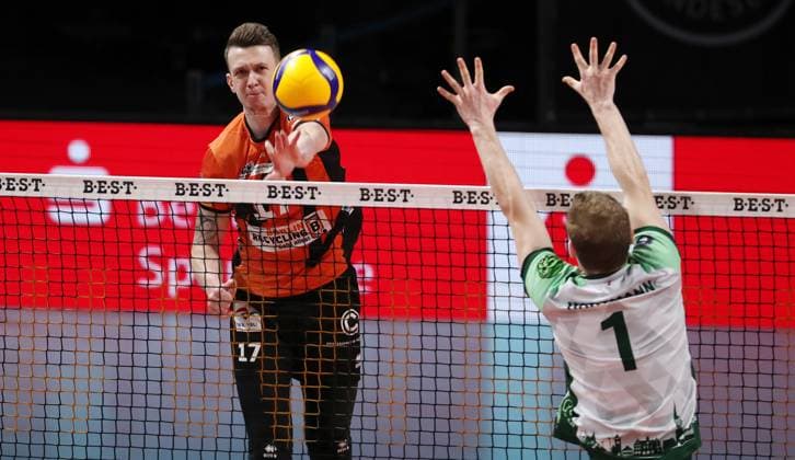 Marek Sotola in attack, Luc Hartmann duel Match scene Action Sport Volleyball Bundesliga Men Season 2023 2024 14 02 2024 BR Volleys Berlin BRV vs FW 1844 Freiburg