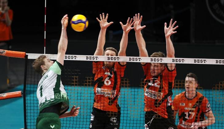 Luc Hartmann in attack, Johannes Tille, Saso Stalekar, Marek Sotola duel Match scene Action Sport Volleyball Bundesliga Men Season 2023 2024 14 02 2024 BR Volleys Berlin BRV vs FW 1844 Freiburg