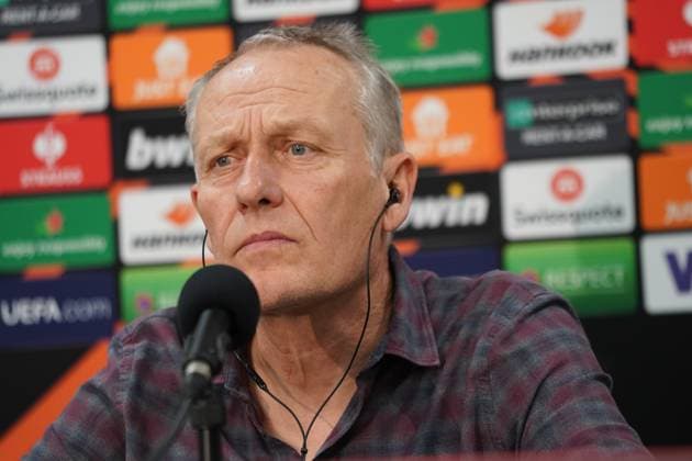 Press conference SC Freiburg in Lens, France PK with coach Christian Streich and Freiburgs Christian Günter before the match in the Europa League 2023 2024, knockout round play-offs against RC Lens at Bollaert Delelis Lens Copyright: xJoeranxSteinsiekx
