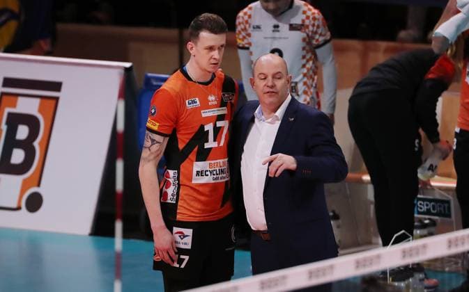 Coach Joel Banks talks to Marek Sotola Sport Volleyball Bundesliga Men Season 2023 2024 14 02 2024 BR Volleys Berlin BRV vs FW 1844 Freiburg