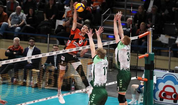 Timothee Carle in attack, Lennart Heckel, Yannick Harms duel Match scene Action Sport Volleyball Bundesliga Men Season 2023 2024 14 02 2024 BR Volleys Berlin BRV vs FW 1844 Freiburg