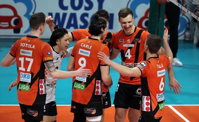 Marek Sotola, Satoshi Tsuiki, Timothee Carle, Ruben Schott, Timo Tammemaa, Johannes Tille cheer after winning the set Joy Emotion Cheers Sport Volleyball Bundesliga Men Season 2023 2024 14 02 2024 BR Volleys Berlin BRV vs FW 1844 Freiburg