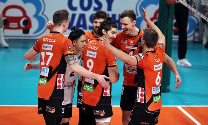 Marek Sotola, Satoshi Tsuiki, Timothee Carle, Ruben Schott, Timo Tammemaa, Johannes Tille cheer after winning the set Joy Emotion Cheers Sport Volleyball Bundesliga Men Season 2023 2024 14 02 2024 BR Volleys Berlin BRV vs FW 1844 Freiburg