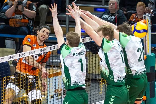 14 02 2024, Berlin, Volleyball 1 Bundesliga, Men, Matchday 19, BR Volleys FT 1844 Freiburg, Max Schmeling Halle Berlins Timothee Carle l r plays the ball against Freiburgs block of Luc Hartmann, Lennart Heckel and Levi Olson BR Volleys FT 1844 Freiburg
