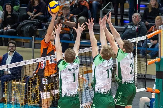 14 02 2024, Berlin, Volleyball 1 Bundesliga, Men, Matchday 19, BR Volleys FT 1844 Freiburg, Max Schmeling Halle Berlins Timothee Carle l r plays the ball against Freiburgs block of Luc Hartmann, Lennart Heckel and Levi Olson BR Volleys FT 1844 Freiburg