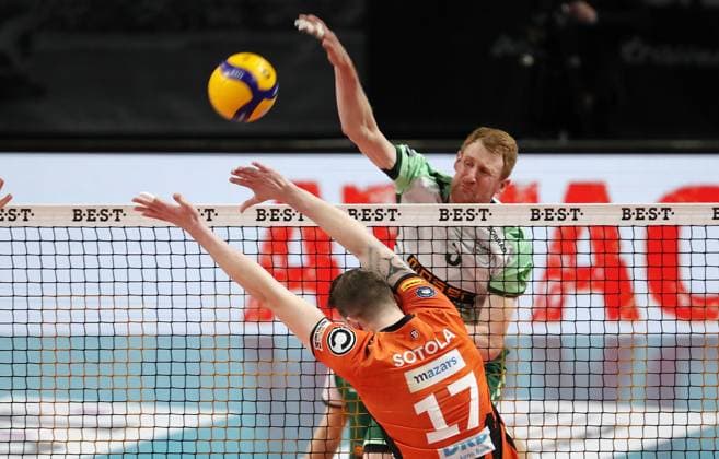 Yannick Harms in attack, Marek Sotola duel Match scene Action Sport Volleyball Bundesliga Men Season 2023 2024 14 02 2024 BR Volleys Berlin BRV vs FW 1844 Freiburg