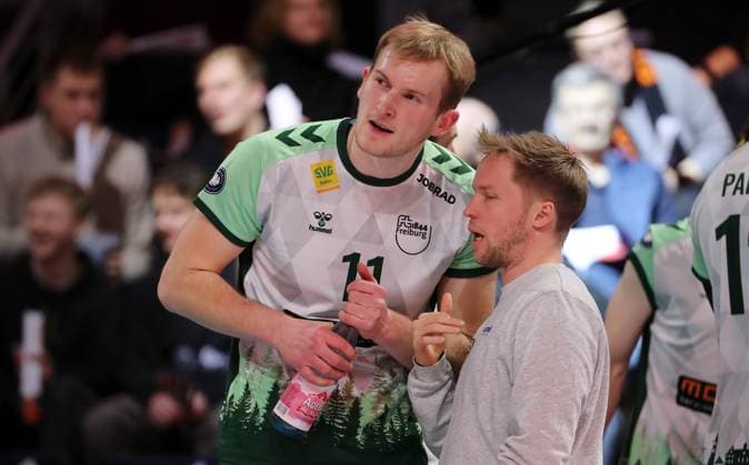 Coach Jakob Schönhagen talks to Lennart Heckel Sport Volleyball Bundesliga Men Season 2023 2024 14 02 2024 BR Volleys Berlin BRV vs FW 1844 Freiburg
