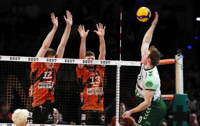 Levi Olson in attack, Saso Stalekar, Ruben Schott duel Match scene Action Sport Volleyball Bundesliga Men Season 2023 2024 14 02 2024 BR Volleys Berlin BRV vs FW 1844 Freiburg