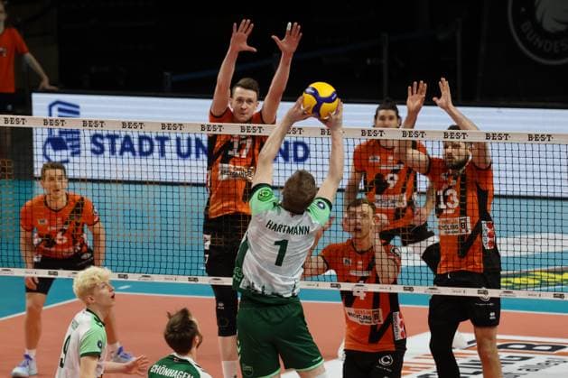 DEU, DVV, 1 VBL, BR Volleys vs FT1844 Freiburg, 14 02 2024, Max Schmeling Halle, Berlin, DEU, DVV, 1 VBL, BR Volleys vs FT1844 Freiburg, in the picture Marek Sotola BR Volleys 17 , Timo Tammemaa BR Volleys 4 , Timothee Carle BR Volleys 9 , Ruben Schott BR Volleys 13 , Luc Hartmann C FT 1844 Freiburg 1 Foto Juergen Engler nordphoto GmbH nordphotoxGmbHx xEngler nph00076