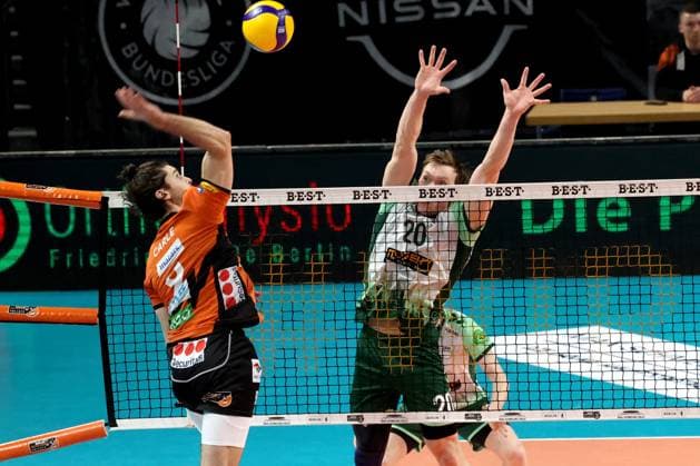 DEU, DVV, 1 VBL, BR Volleys vs FT1844 Freiburg, 14 02 2024, Max Schmeling Halle, Berlin, DEU, DVV, 1 VBL, BR Volleys vs FT1844 Freiburg, in the picture Timothee Carle BR Volleys 9 , Levi Olson FT 1844 Freiburg 20 Photo Juergen Engler nordphoto GmbH nordphotoxGmbHx xEngler nph00076