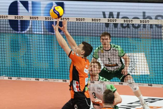 DEU, DVV, 1 VBL, BR Volleys vs FT1844 Freiburg, 14 02 2024, Max Schmeling Halle, Berlin, DEU, DVV, 1 VBL, BR Volleys vs FT1844 Freiburg, in the picture Johannes Tille BR Volleys 6 , Yannick Harms FT 1844 Freiburg 3 , Luc Hartmann C FT 1844 Freiburg 1 Foto Juergen Engler nordphoto GmbH nordphotoxGmbHx xEngler nph00076