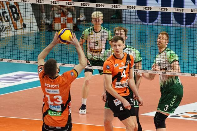 DEU, DVV, 1 VBL, BR Volleys vs FT1844 Freiburg, 14 02 2024, Max Schmeling Halle, Berlin, DEU, DVV, 1 VBL, BR Volleys vs FT1844 Freiburg, in the picture Ruben Schott BR Volleys 13 , Timo Tammemaa BR Volleys 4 , Yannick Harms FT 1844 Freiburg 3 Photo Juergen Engler nordphoto GmbH nordphotoxGmbHx xEngler nph00076