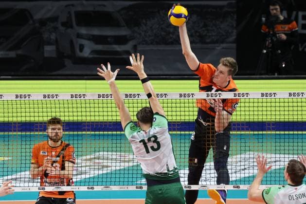 DEU, DVV, 1 VBL, BR Volleys vs FT1844 Freiburg, 14 02 2024, Max Schmeling Halle, Berlin, DEU, DVV, 1 VBL, BR Volleys vs FT1844 Freiburg, in the picture Saso Stalekar BR Volleys 12 , Pascal Ristl FT 1844 Freiburg 13 Photo Juergen Engler nordphoto GmbH nordphotoxGmbHx xEngler nph00076