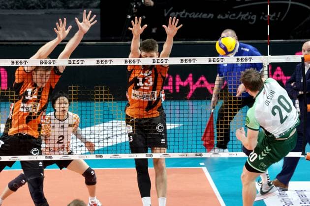 DEU, DVV, 1 VBL, BR Volleys vs FT1844 Freiburg, 14 02 2024, Max Schmeling Halle, Berlin, DEU, DVV, 1 VBL, BR Volleys vs FT1844 Freiburg, in the picture Saso Stalekar BR Volleys 12 , Ruben Schott BR Volleys 13 , Levi Olson FT 1844 Freiburg 20 Photo Juergen Engler nordphoto GmbH nordphotoxGmbHx xEngler nph00076