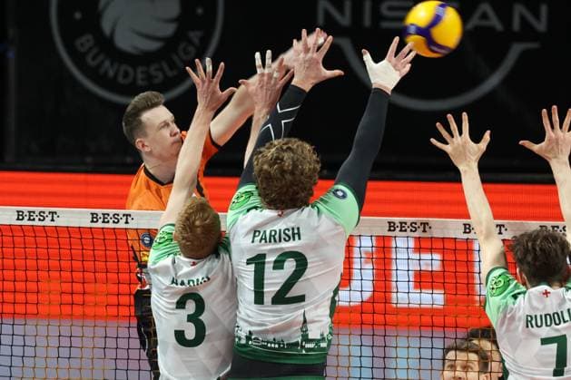 DEU, DVV, 1 VBL, BR Volleys vs FT1844 Freiburg, 14 02 2024, Max Schmeling Halle, Berlin, DEU, DVV, 1 VBL, BR Volleys vs FT1844 Freiburg, in the picture Marek Sotola BR Volleys 17 , Yannick Harms FT 1844 Freiburg 3 , Ian Parish FT 1844 Freiburg 12 Photo Juergen Engler nordphoto GmbH nordphotoxGmbHx xEngler nph00076