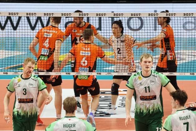 DEU, DVV, 1 VBL, BR Volleys vs FT1844 Freiburg, 14 02 2024, Max Schmeling Halle, Berlin, DEU, DVV, 1 VBL, BR Volleys vs FT1844 Freiburg, in the picture BR Volleys players circle, Freiburg players circle Photo Juergen Engler nordphoto GmbH nordphotoxGmbHx xEngler nph00076